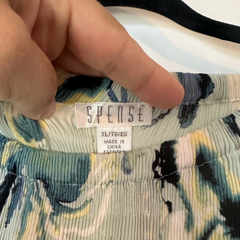 Spense Brand: Blue Floral Top 27” in length, 3/4 flared sleeves. Shades of blue!